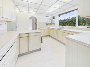 KITCHEN / BREAKFAST ROOM- click for photo gallery